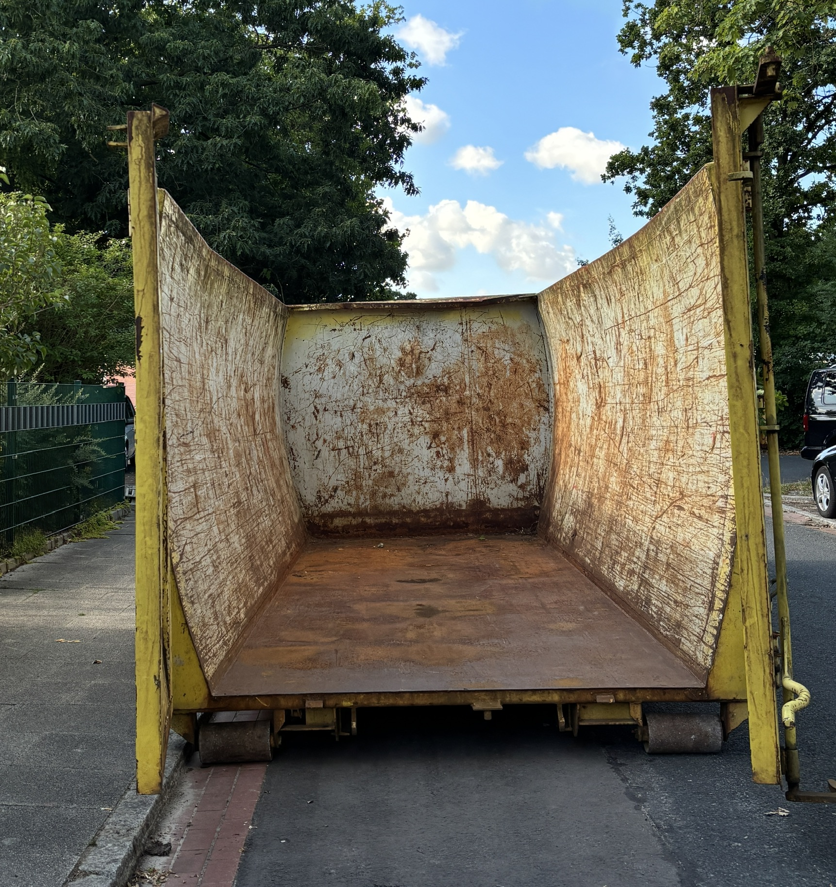 Bereitgestellter Container vor Beginn der Entrümpelung