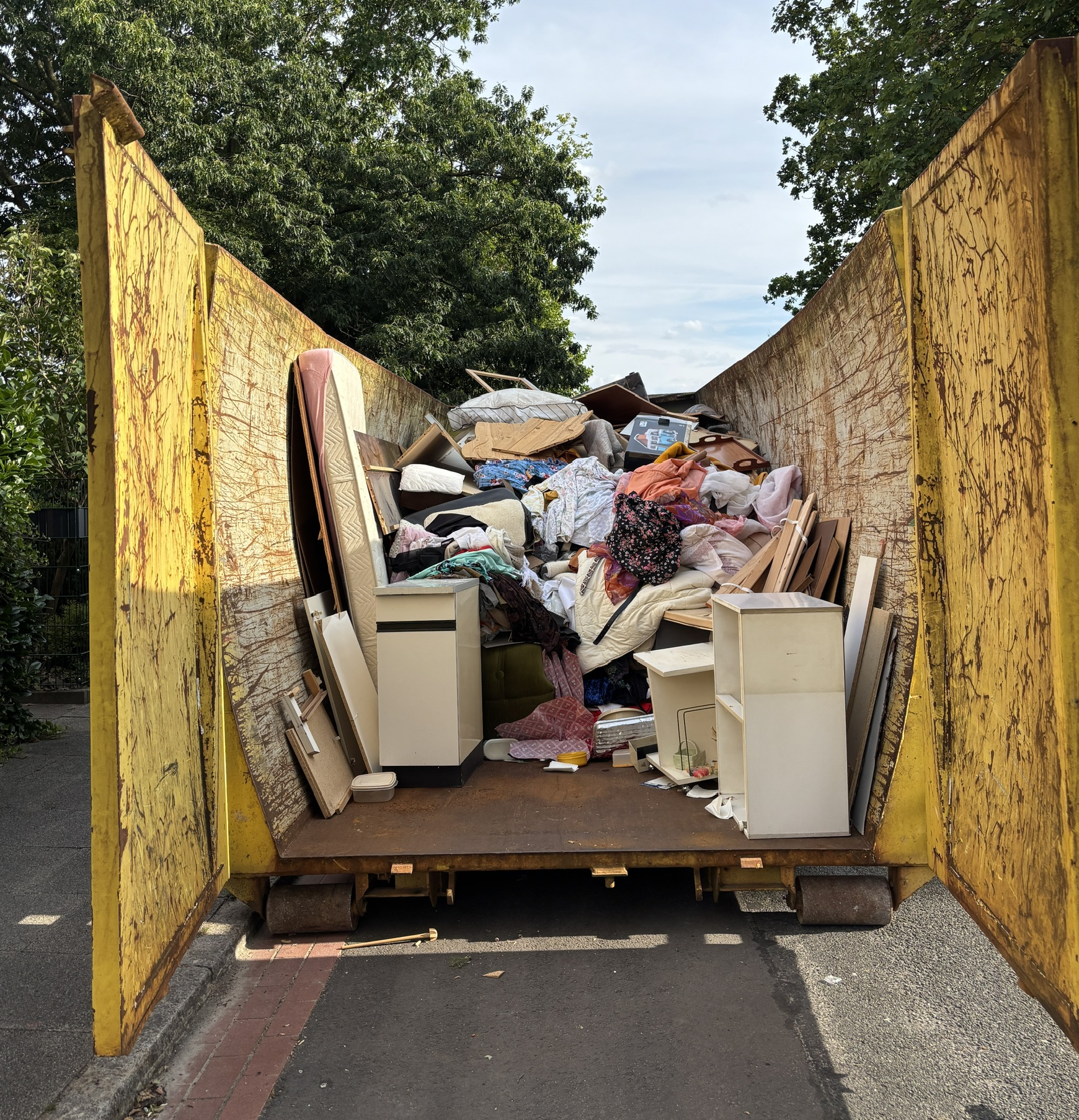 Vollständig beladener Container nach einer Haushaltsauflösung