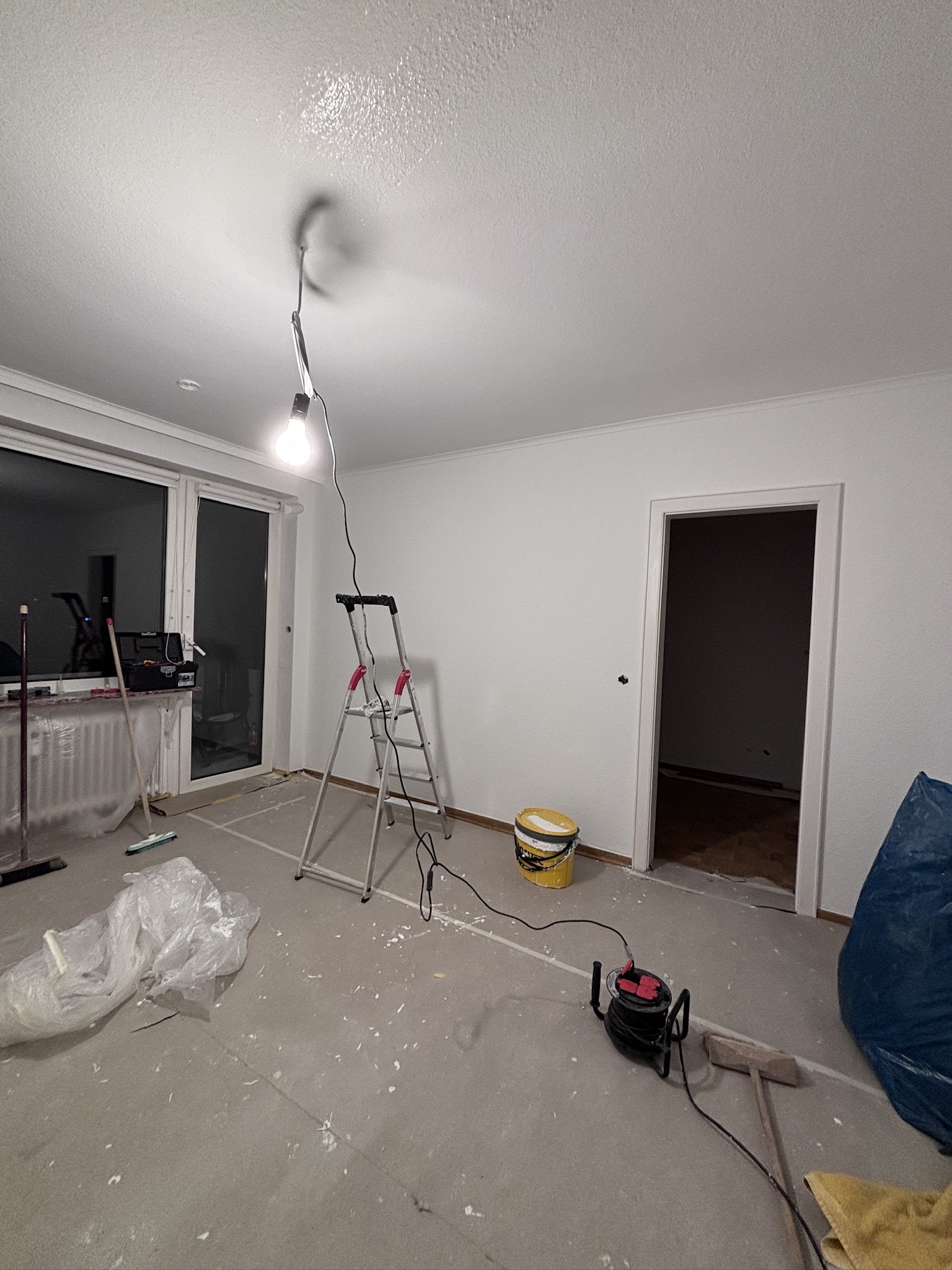 Frisch gestrichener Wohnraum, Boden noch offen vor der neuen Bodenverlegung