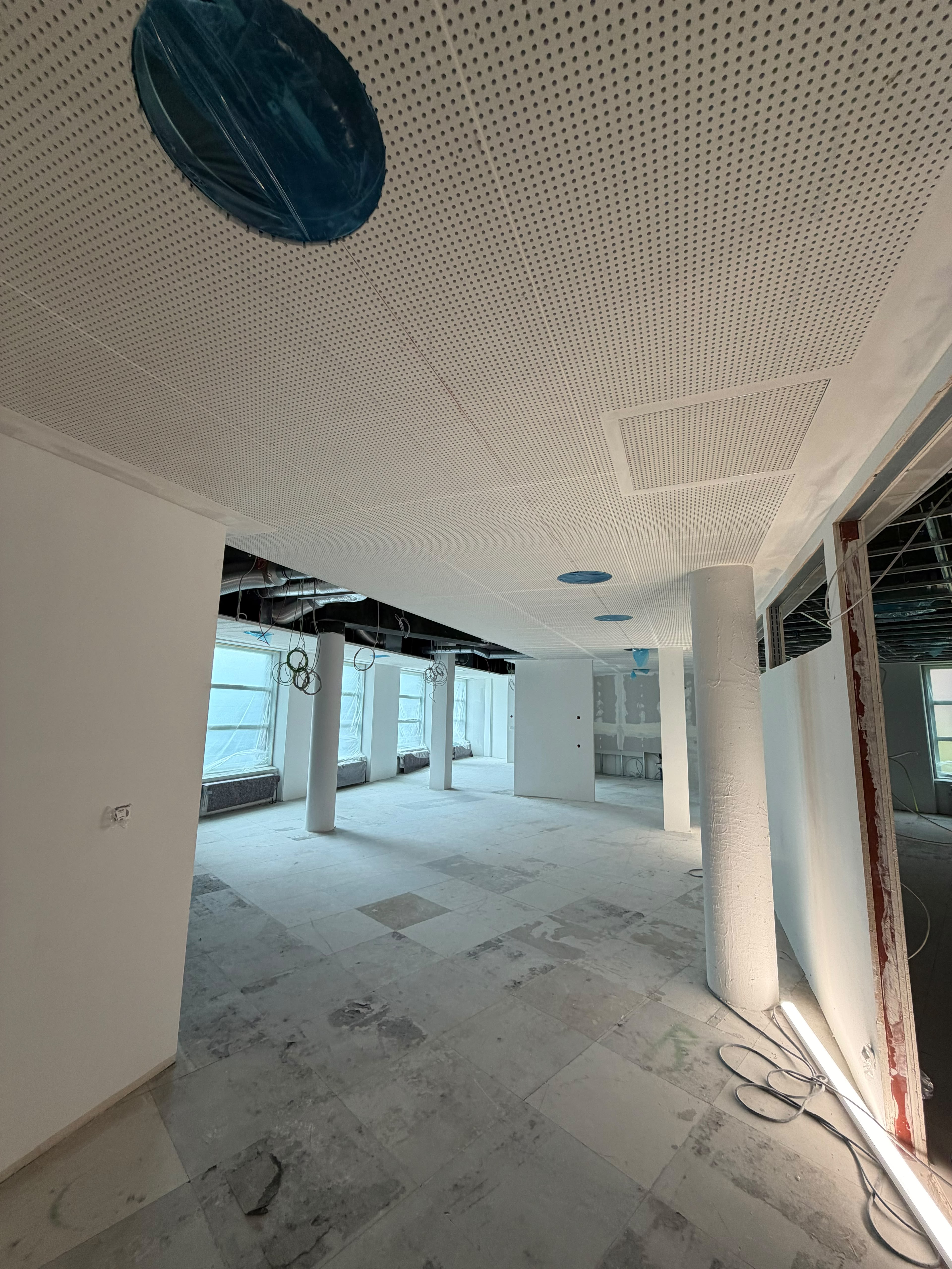 Abgehängte Akustikdecke aus Lochplatten in einer Bürofläche